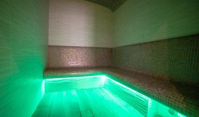 Privatisation de spa pour jacuzzi, hammam, sauna et douche sensorielle à Annecy